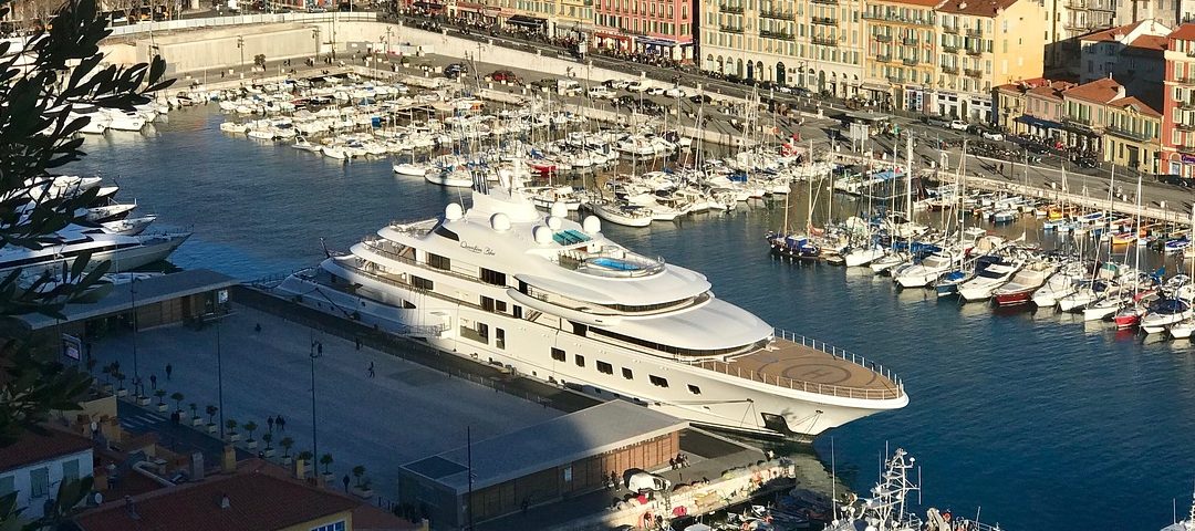 10 Super Yachts with Helipads